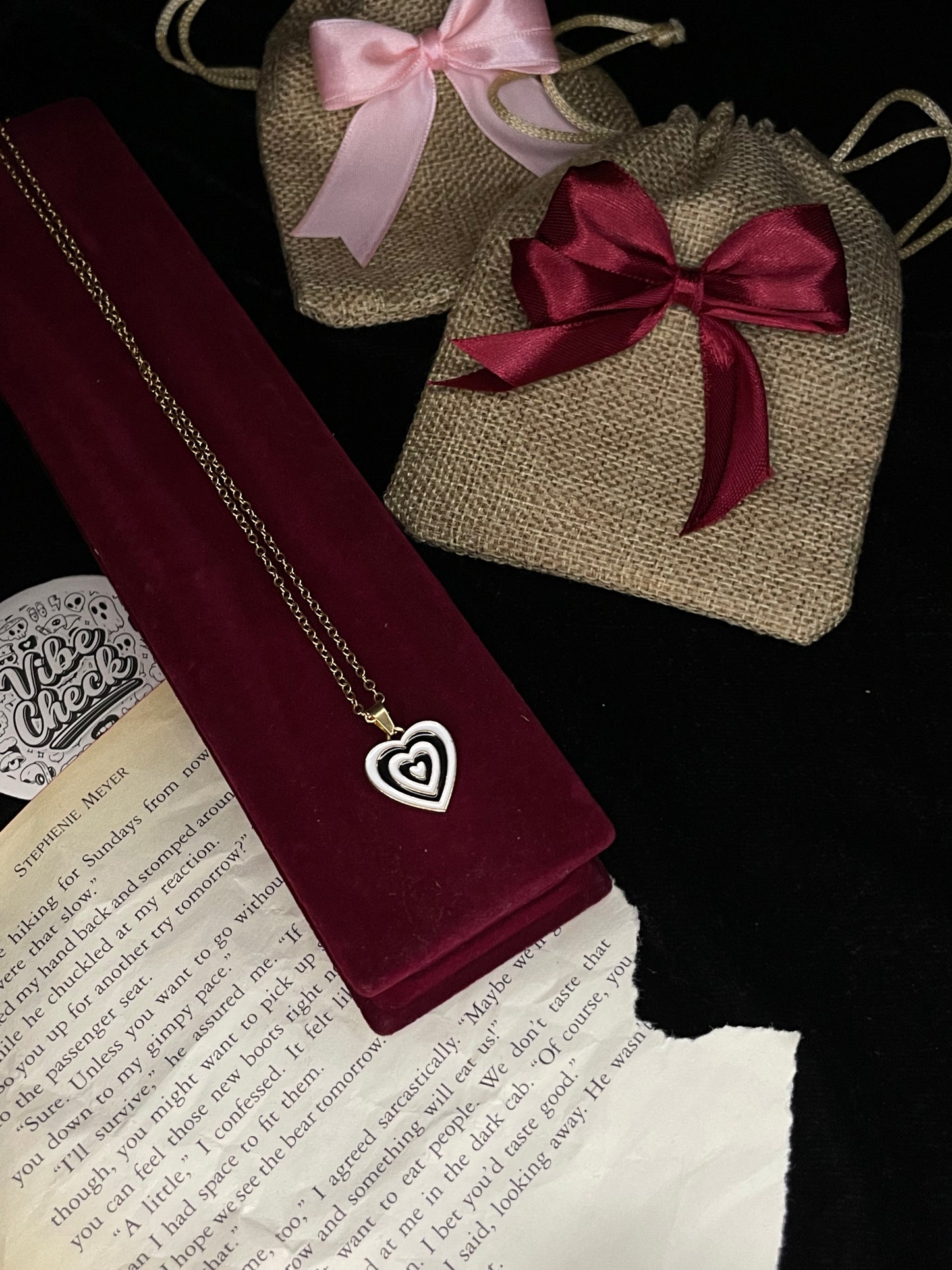 Retro Heart Pendant (Black&White)