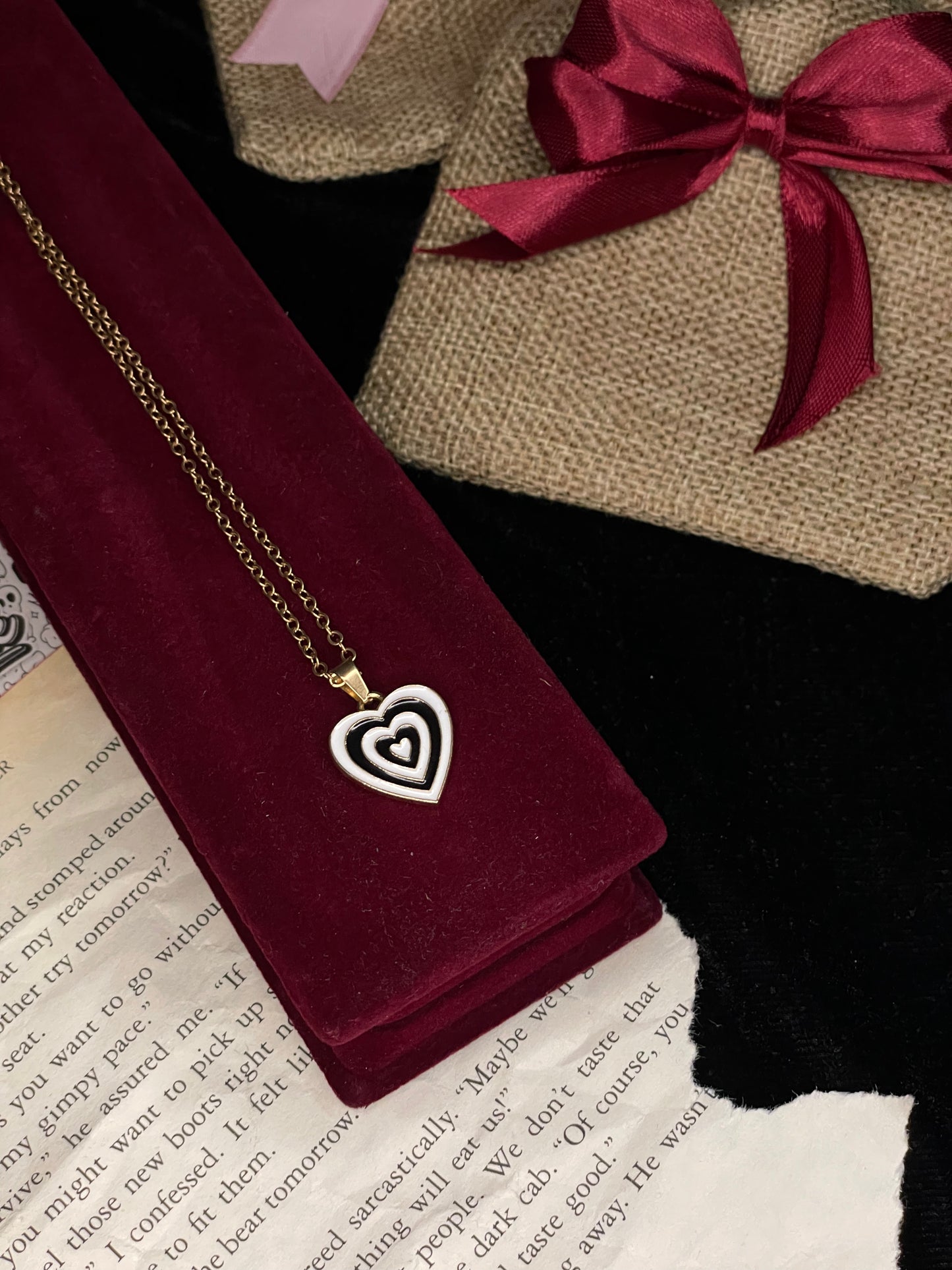 Retro Heart Pendant (Black&White)